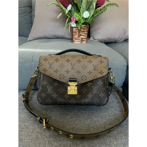 Louis Vuitton Pochette Metis Monogram Reverse มือสอง.